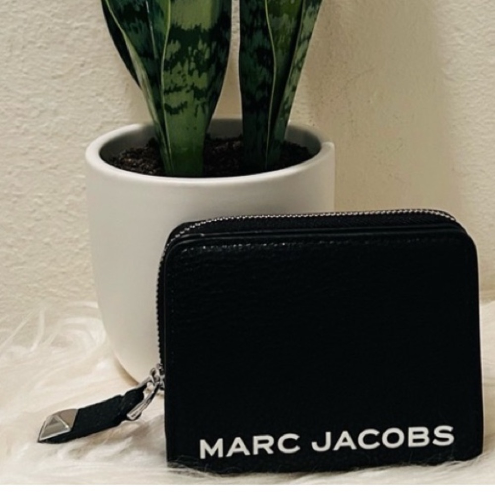 Marc Jacobs Black Bifold Wallet with Back Zip Coin Area NWT